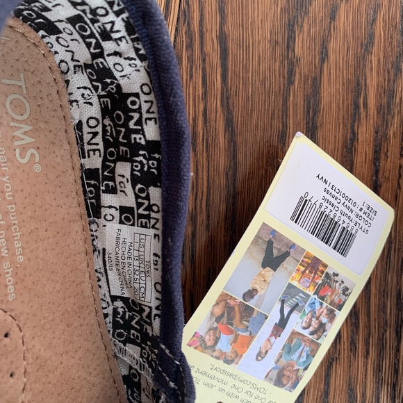 Toms Canvas classic shoes, Brand New - Picture 6 of 7